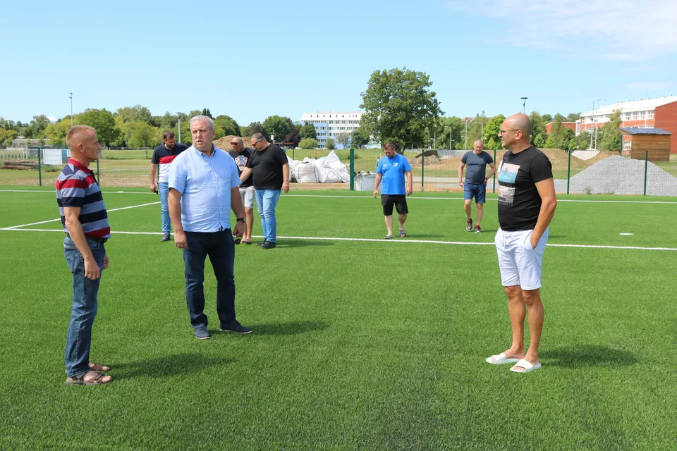 Fotografija uz članak „ŽUPANIJSKI NOGOMETNI ČELNICI U PAKRACU Sportski posjet i obilazak radova na novom igralištu“