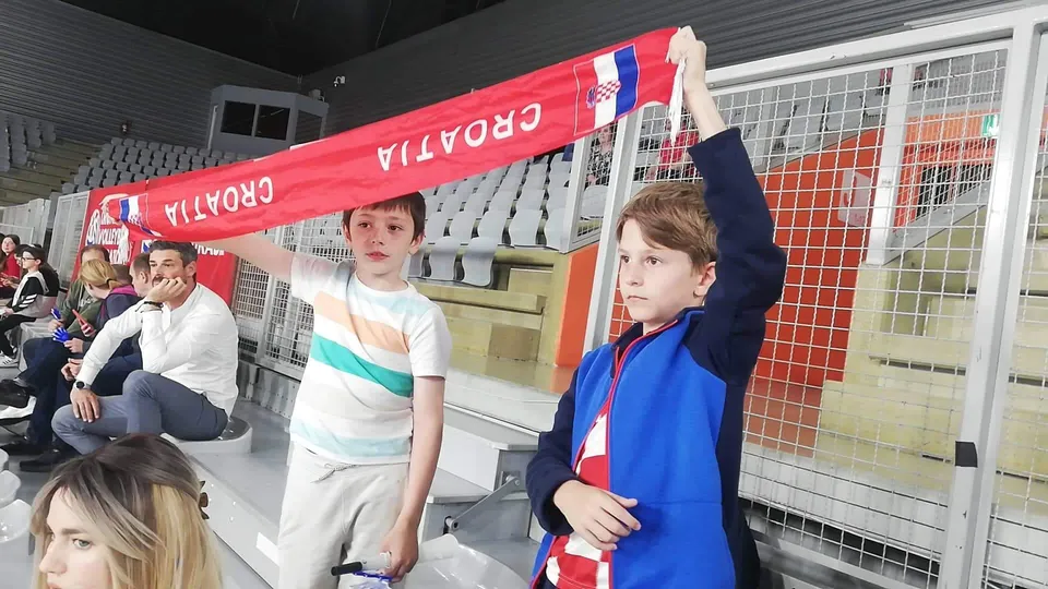 Fotografija uz članak „ODBOJKAŠI/CE VOLLEY LIPE U VARAŽDINU Na poziv Saveza u Areni bodrili reprezentaciju“