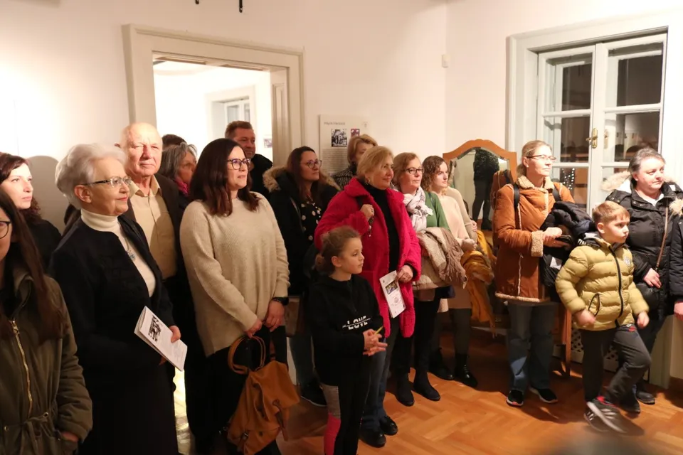 Fotografija uz članak „IZLOŽBA POSVEĆENA 100 GODINA TVORNICE ZVEČEVO "Slatki život" u pakračkom muzeju“