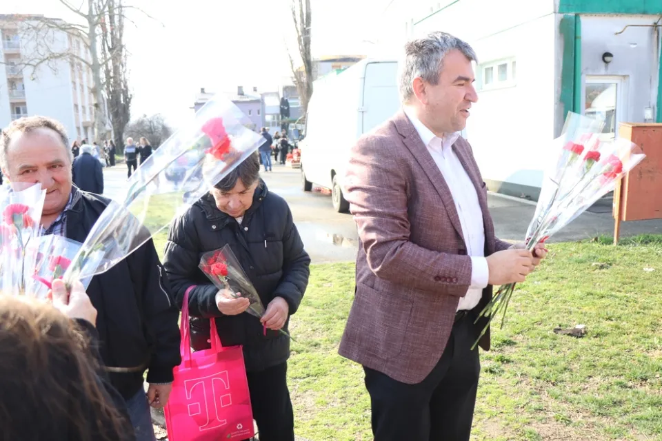 Fotografija uz članak „SDSS PSŽ u Pakracu obilježio nadolazeći Dan žena druženjem na gradskoj tržnici“