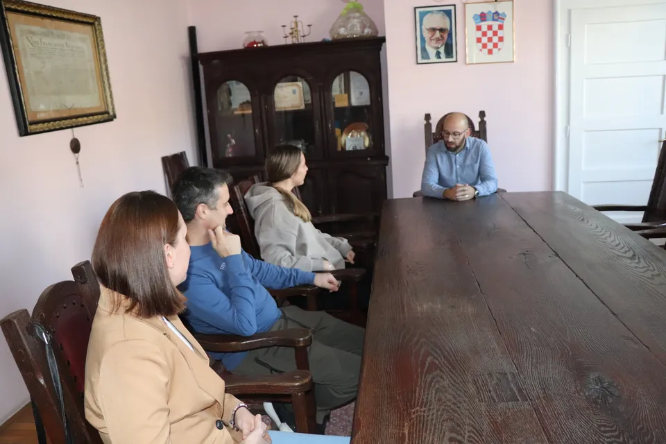 Fotografija uz članak „MLADI PONOSI GRADA PAKRACA Gradonačelnik ugostio zlatnu kuglačicu Lorenu Zubalj“