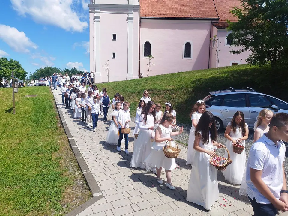 Fotografija uz članak „ŽUPA UBDM PAKRAC Svetom misom i procesijom vjernici proslavili Tijelovo“