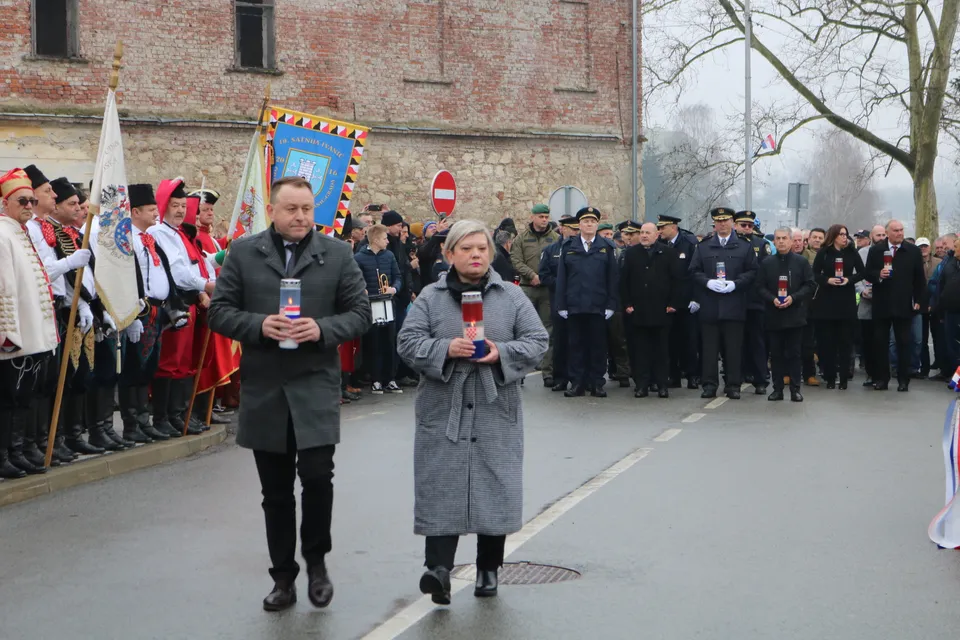 Fotografija uz članak „(FOTO) SVEČANI MIMOHOD GRADSKIM ULICAMA U koloni ponosa brojni građani i uzvanici“