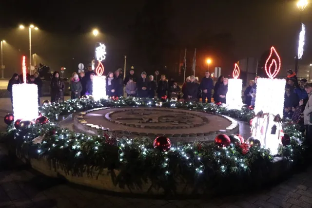 Fotografija uz članak „Četvrtu adventsku svijeću u Pakracu upalila djeca iz vrtića Maslačak“