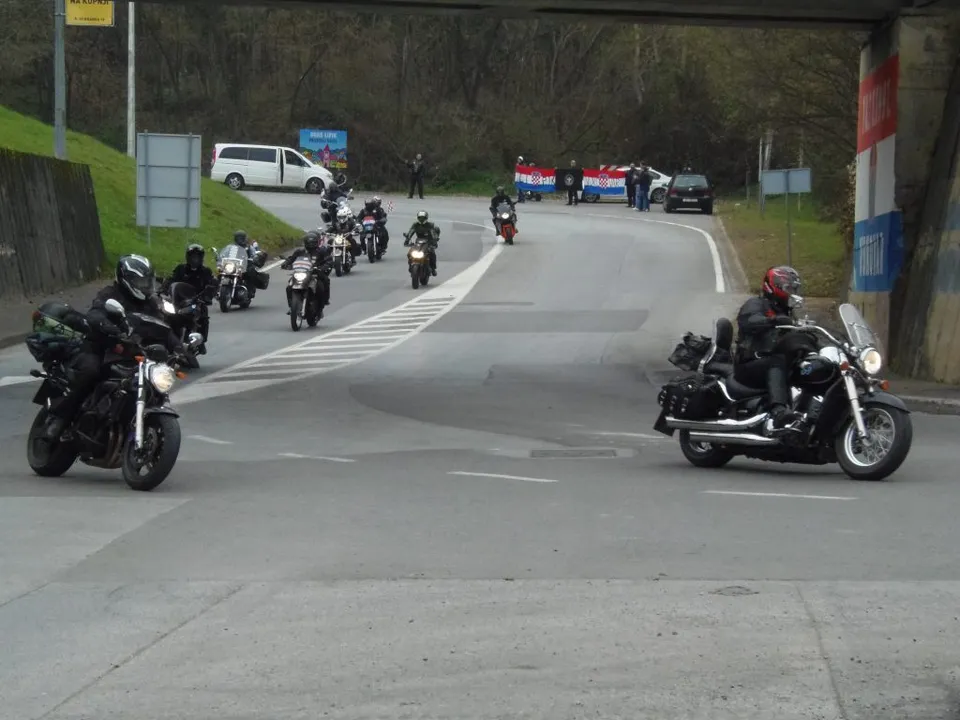 Fotografija uz članak „MOTO KARAVANA SJEĆANJA Na putu prema Vukovaru, poklonili se i herojskom Pakracu“