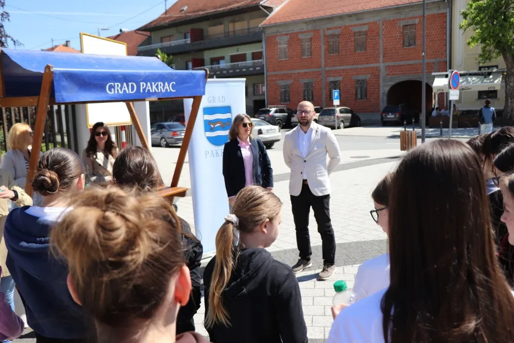 Fotografija uz članak „DANI OTVORENIH VRATA EU PROJEKATA „Kava na trgu“ protekla uz ideje mladih“