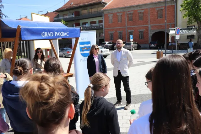 Fotografija uz članak „DANI OTVORENIH VRATA EU PROJEKATA „Kava na trgu“ protekla uz ideje mladih“