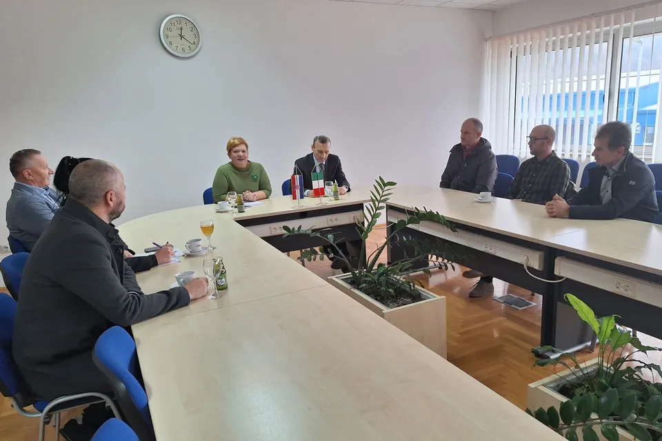 veleposlanik desno