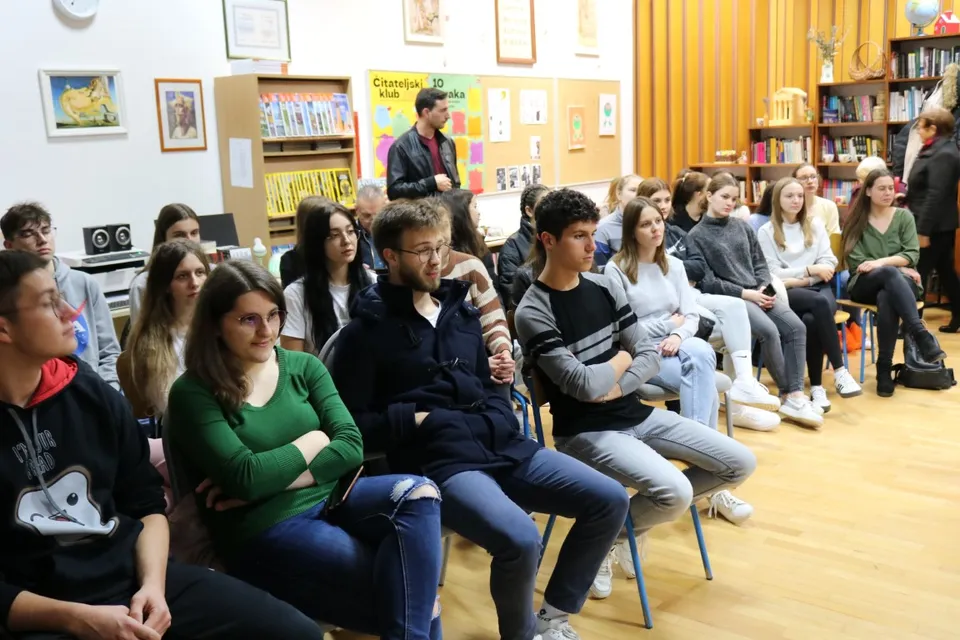 Fotografija uz članak „ZORAN FERIĆ S PAKRAČKIM SREDNJOŠKOLCIMA Kroz humor o važnim temama“