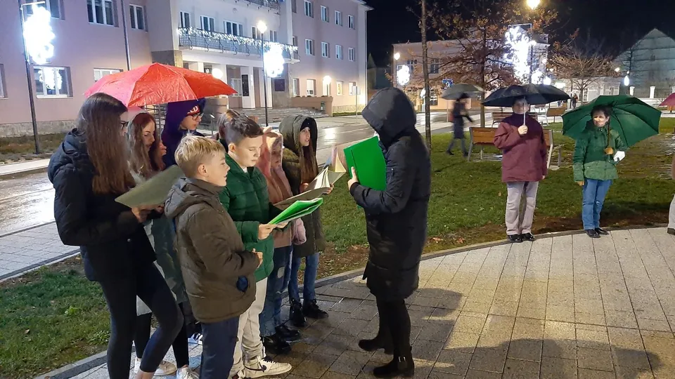 Fotografija uz članak „PALJENJEM PRVE ADVENTSKE SVIJEĆE NA TRGU Počeo Advent u Pakracu“