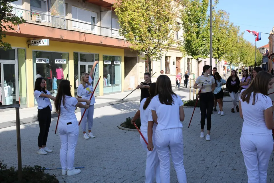 Fotografija uz članak „PAKRAČKI SREDNJOŠKOLCI NA GRADSKOJ ŠETNICI Obilježili Međunarodni dan fizioterapije“