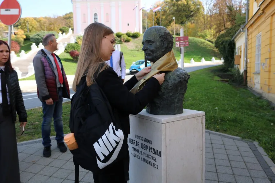 Fotografija uz članak „KRAVATE NA SPOMENICIMA Srednja škola Pakrac ponovno pokazala svoju kreativnost“