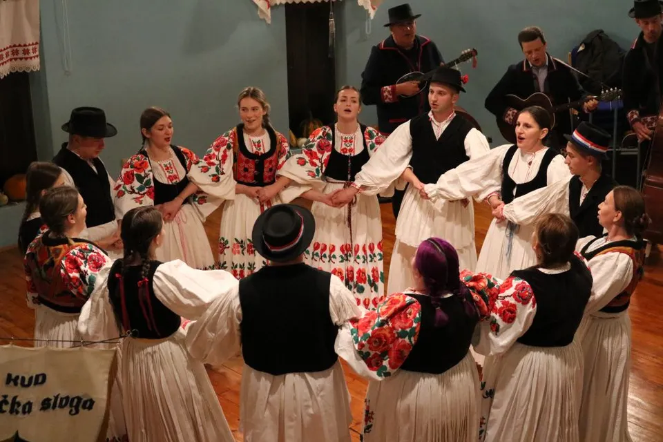 Fotografija uz članak „ŠOKAČKO SIJELO U PREKOPAKRI Večer puna pjesme, običaja i zajedništva“