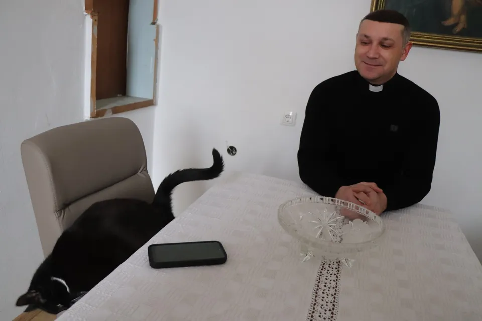 Fotografija uz članak „Badljevčani uz novog župnika Ivana Kozića obnavljaju Crkvu Sv. Ivana Krstitelja“