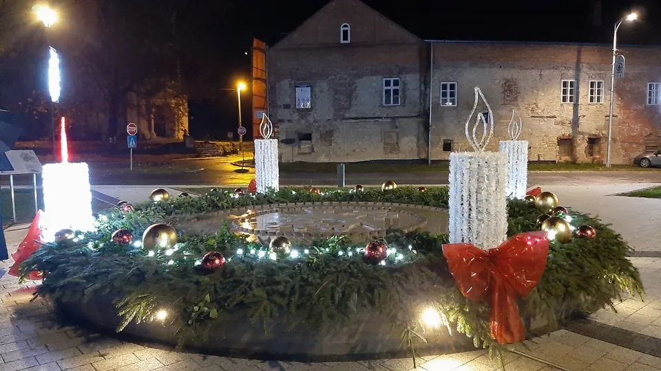 Fotografija uz članak „PALJENJEM PRVE ADVENTSKE SVIJEĆE NA TRGU Počeo Advent u Pakracu“