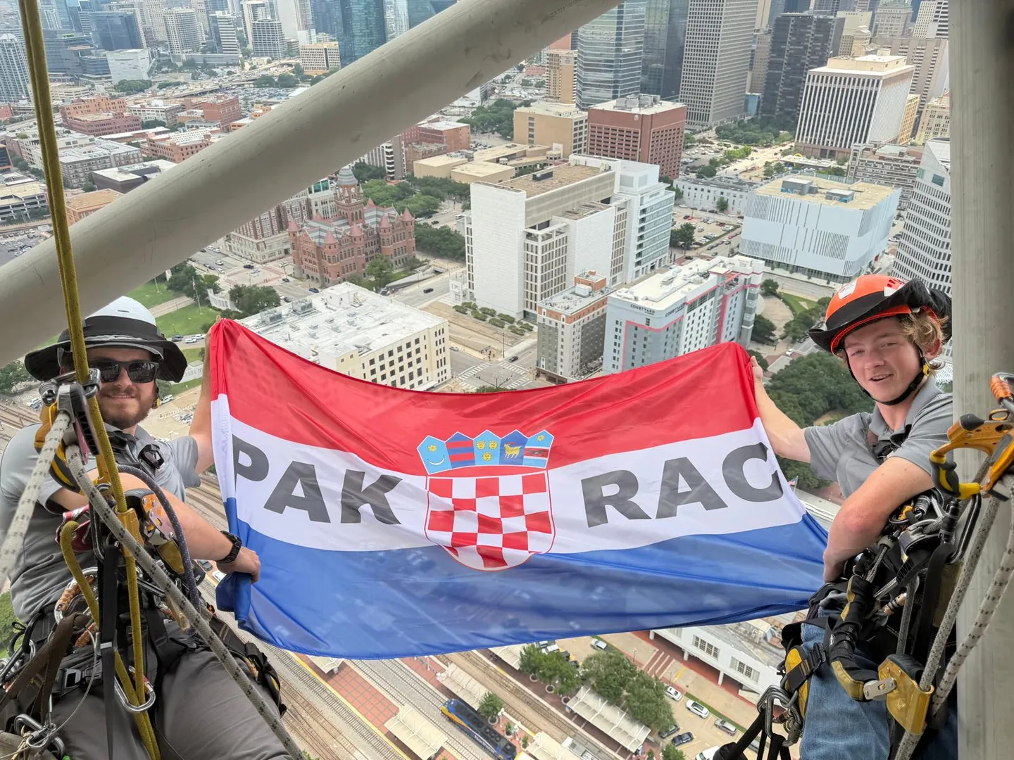Fotografija uz članak „NAŠ ČOVJEK U DALLASU DAY TWO Nakon navijačkog kortea, irski pub pretvorili u hrvatski!“