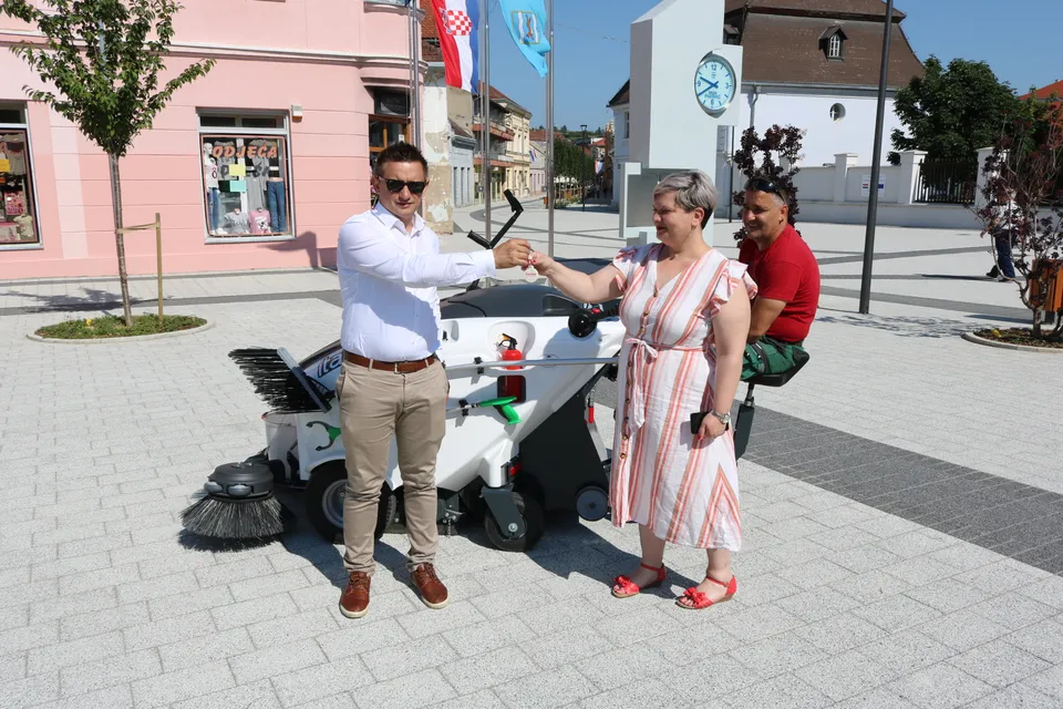 Fotografija uz članak „VIŠENAMJENSKA ČISTILICA Komunalnom pogonu stigao električni pomoćnik“