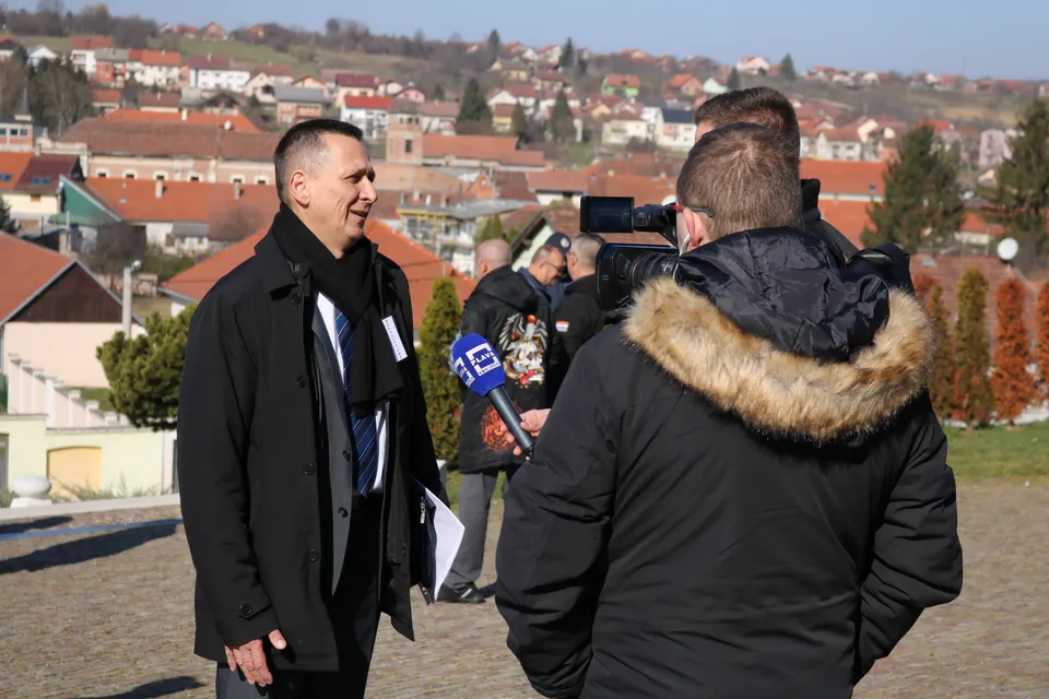 Fotografija uz članak „[FOTO] SVEČANI MIMOHOD GRADSKIM ULICAMA U koloni opet stotine sudionika“