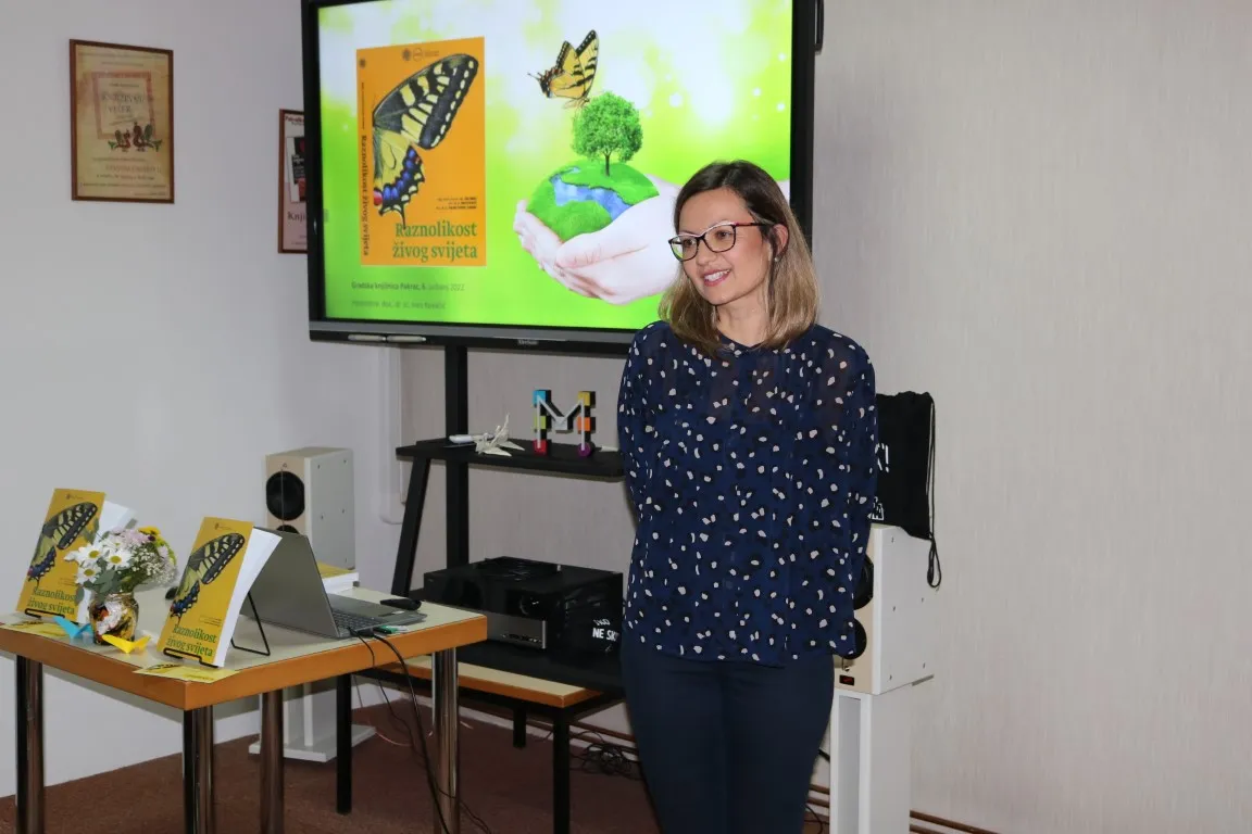 Fotografija uz članak „DR. INES KOVAČIĆ GOSTOVALA U PAKRAČKOJ KNJIŽNICI Predstavljen sveučilišni priručnik za sve koji vole prirodu“