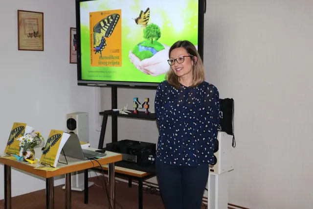 Fotografija uz članak „DR. INES KOVAČIĆ GOSTOVALA U PAKRAČKOJ KNJIŽNICI Predstavljen sveučilišni priručnik za sve koji vole prirodu“
