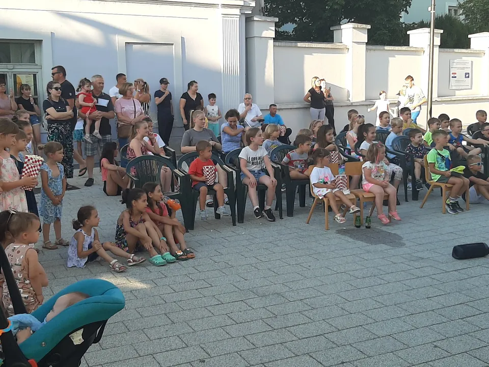 djeca na predstavi