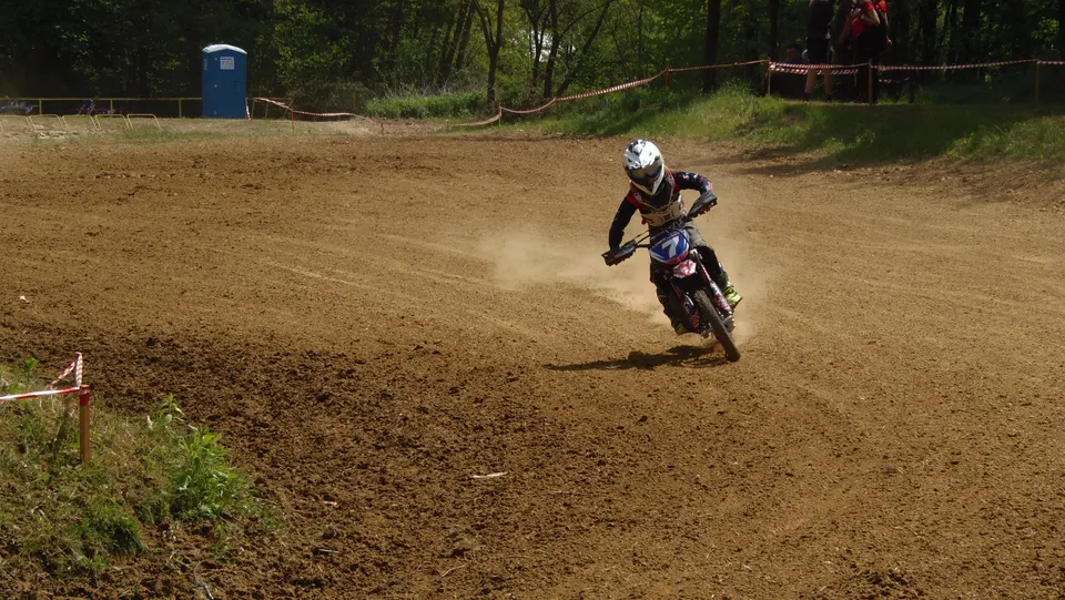 Fotografija uz članak „MOTOCROSS UTRKA „BLJESAK“ 2022: Vrhunska nedjelja na Matkovcu, oduševio mladi Lenče“