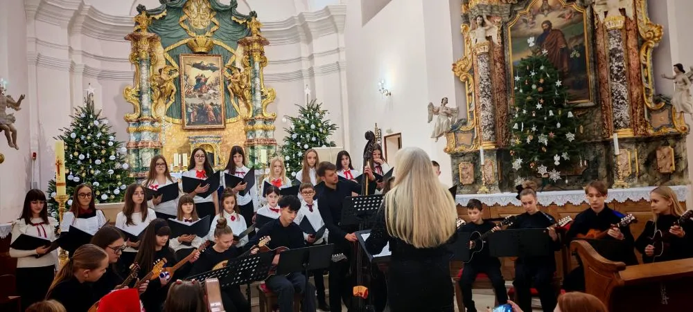 Fotografija uz članak „BLAGDANSKI UGOĐAJ U CRKVI Održan Božićni koncert OGŠ i Tamburaškog orkestra Pakrac“
