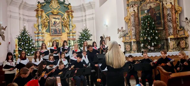 Fotografija uz članak „BLAGDANSKI UGOĐAJ U CRKVI Održan Božićni koncert OGŠ i Tamburaškog orkestra Pakrac“