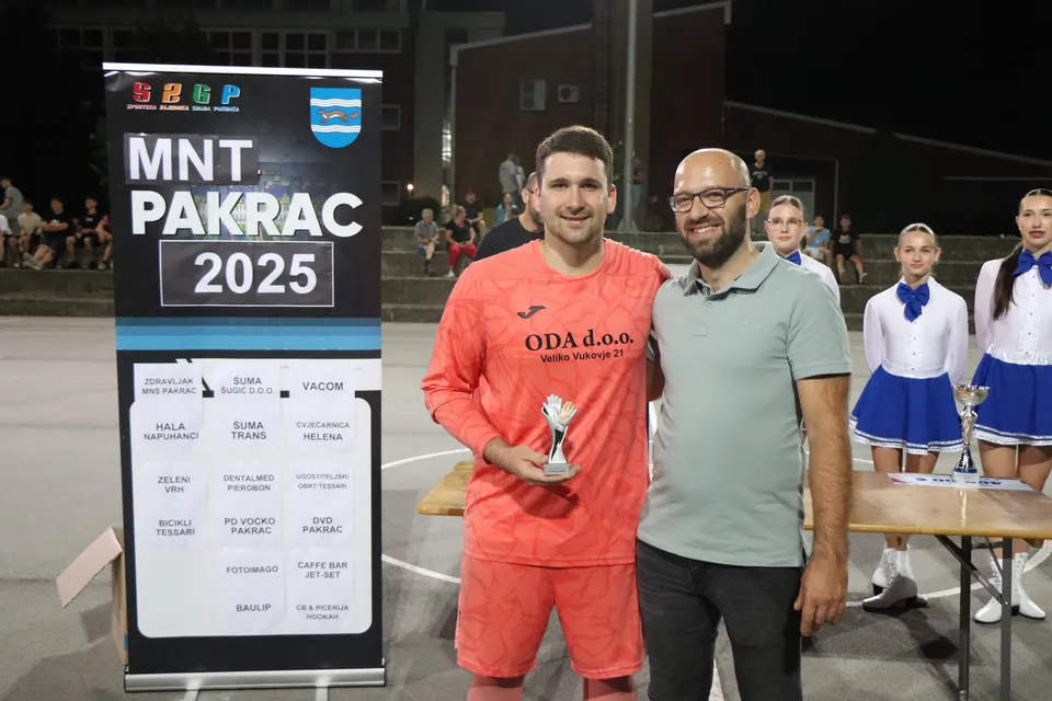 Fotografija uz članak „MNT PAKRAC 2025 Obični dan u uredu Filipa Matijaševića, pune ruke nagrada“
