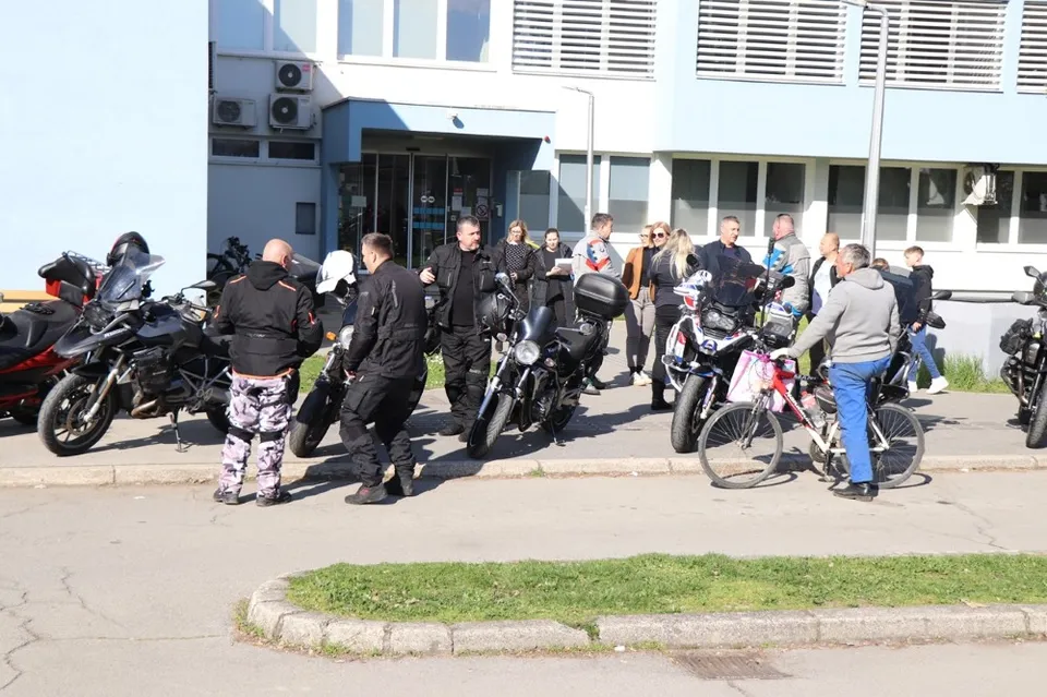 Daruvarski bikeri ispred pakracke bolnice