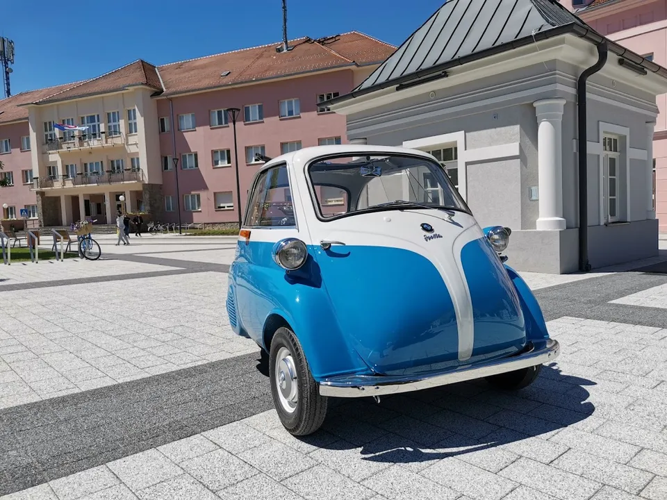 Fotografija uz članak „ZLATNE RUKE MAJSTORA ZECA: Darijo Adžijević restaurirao vrijednu BMW Issetu iz 1957. godine“