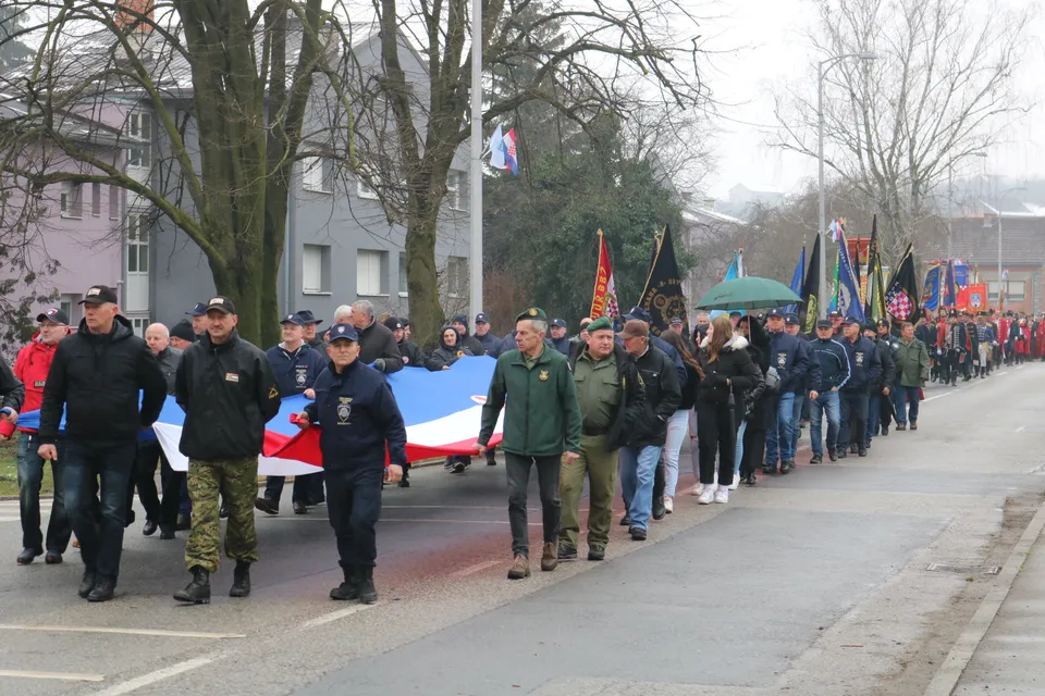 Fotografija uz članak „(FOTO) SVEČANI MIMOHOD GRADSKIM ULICAMA U koloni ponosa brojni građani i uzvanici“