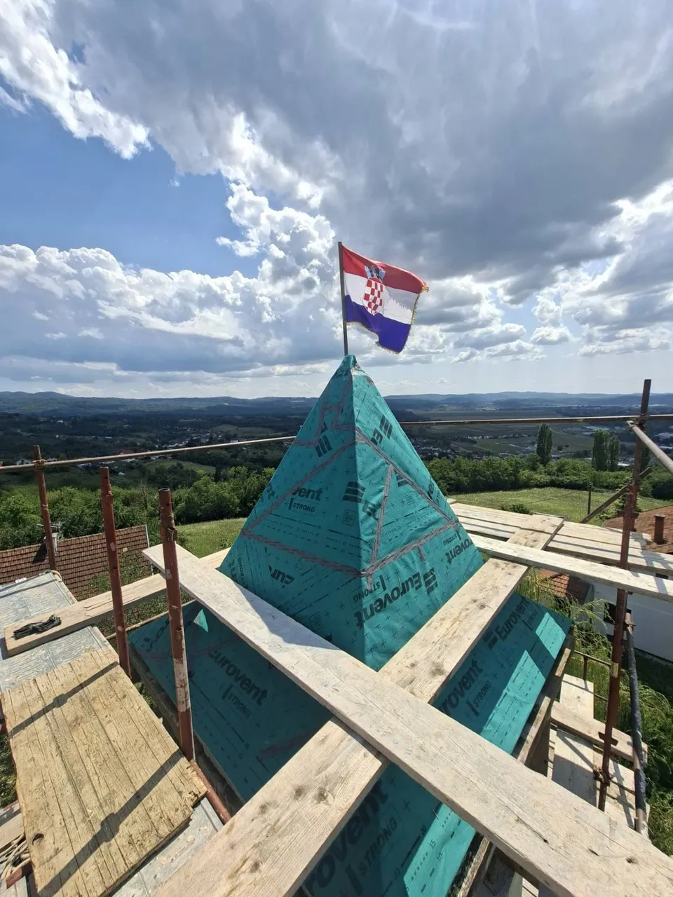 Fotografija uz članak „KAPELA SV. VIDA NA KALVARIJI Podignut toranj. Uskoro završetak krovišta“