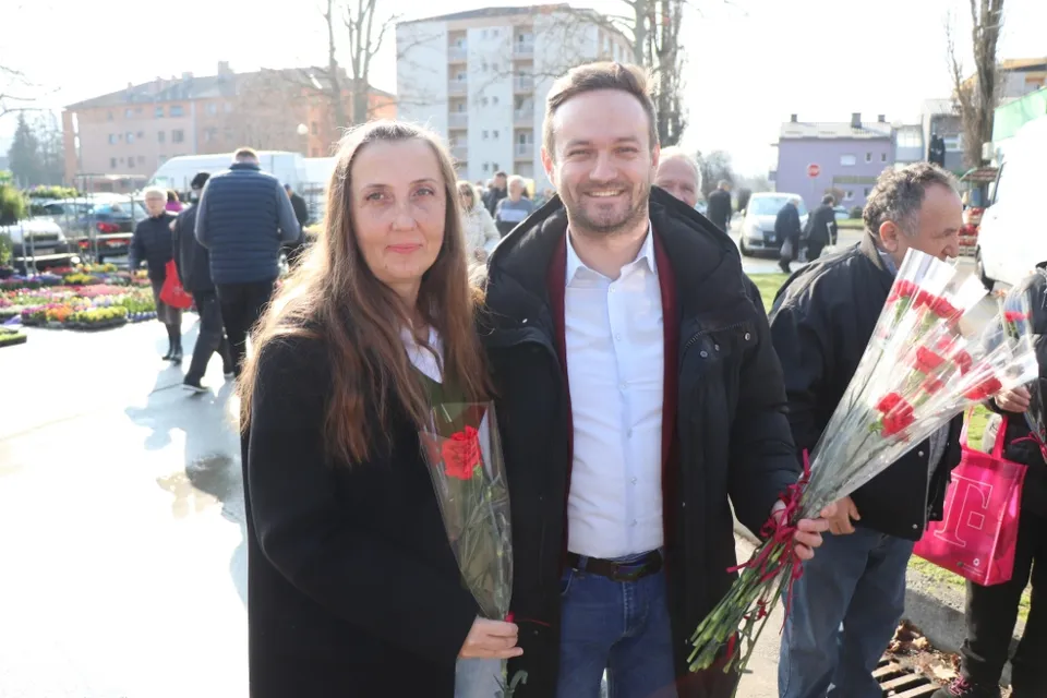 Fotografija uz članak „SDSS PSŽ u Pakracu obilježio nadolazeći Dan žena druženjem na gradskoj tržnici“