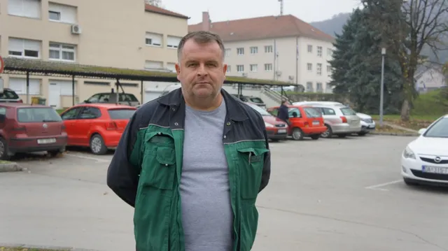 Almir stoji
