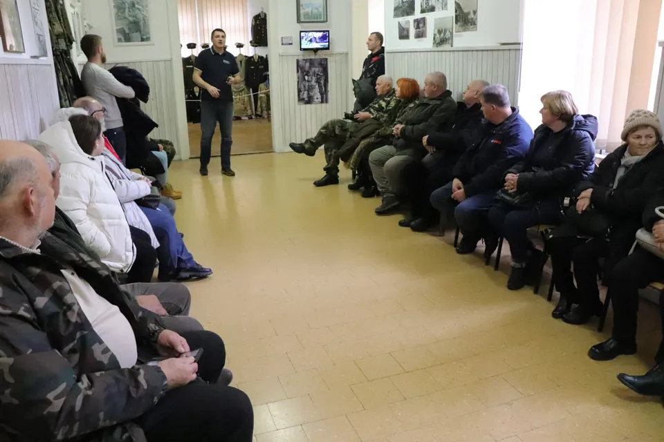 Fotografija uz članak „MUZEJ VOJNE I RATNE POVIJESTI Iz Zagreba u posjetu muzeju oldtimerima“