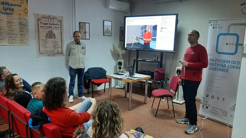 Fotografija uz članak „ZMIJOLOVCI U PAKRAČKOJ KNJIŽNICI Zmije se ubijaju iz neznanja i predrasuda“