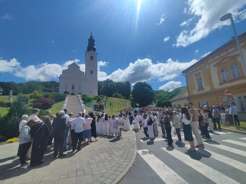 Fotografija uz članak „ŽUPA UBDM PAKRAC Svetom misom i procesijom vjernici proslavili Tijelovo“