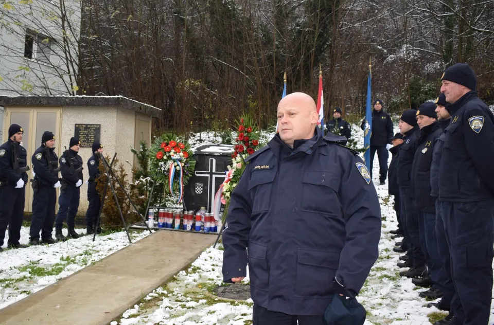 SINIŠA KNEŽEVIĆ
