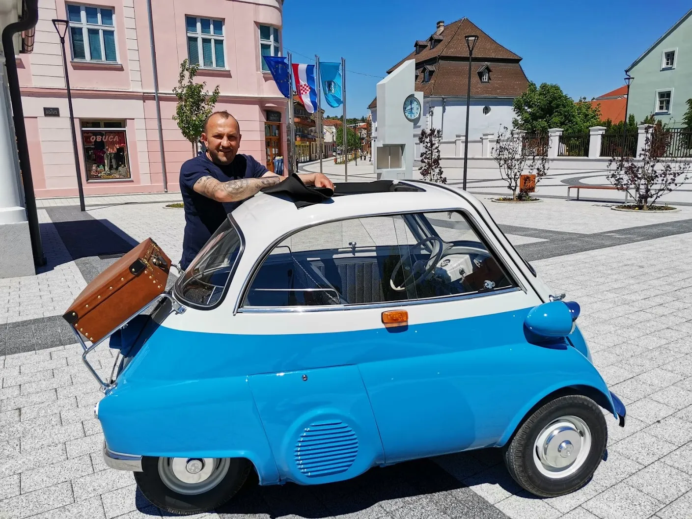 Fotografija uz članak „ZLATNE RUKE MAJSTORA ZECA: Darijo Adžijević restaurirao vrijednu BMW Issetu iz 1957. godine“