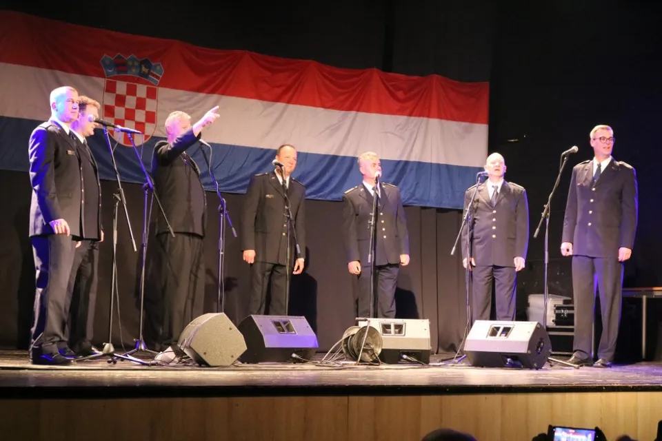 Fotografija uz članak „GLAZBOM DO ZAJEDNIŠTVA Klapa HRM „Sveti Juraj“ oduševila Pakrac“
