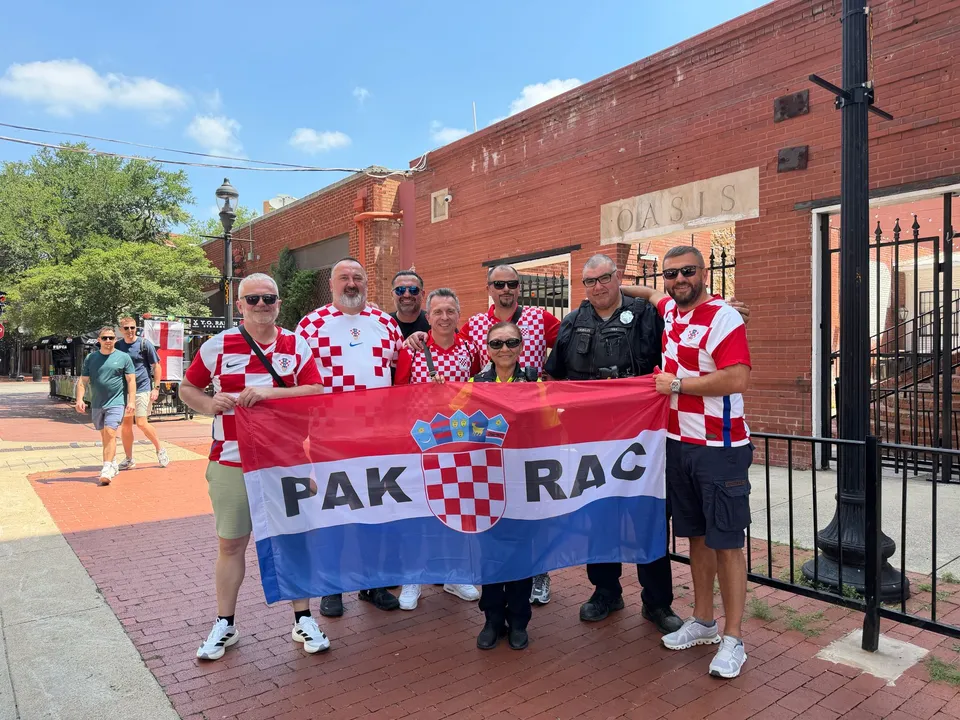 Fotografija uz članak „NAŠ ČOVJEK U DALLASU DAY TWO Nakon navijačkog kortea, irski pub pretvorili u hrvatski!“