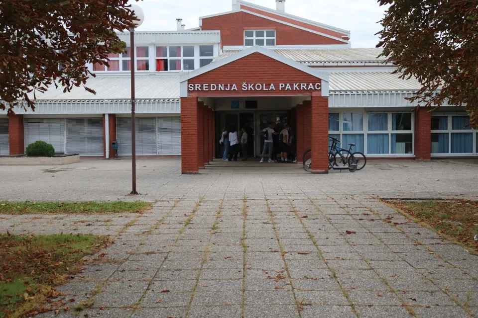 Fotografija uz članak „POČETAK NOVE ŠKOLSKE GODINE: Darivanje prvašića u osnovnoj školi i popunjeni kapaciteti srednje škole“