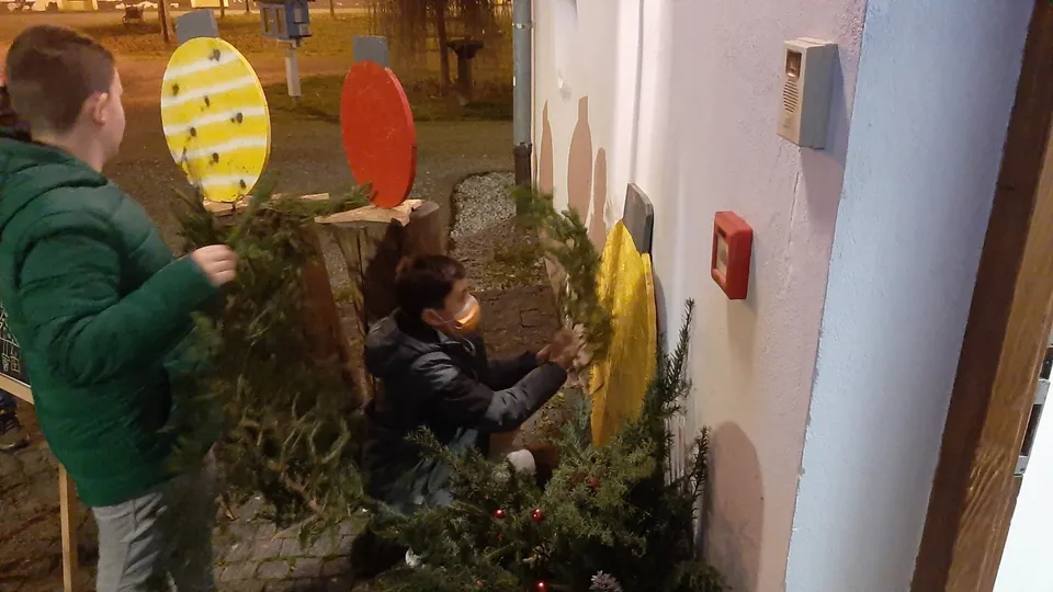 Fotografija uz članak „PRVA ADVENTSKA MUZEJSKA RADIONICA Mališani ukrasili pakrački muzej“