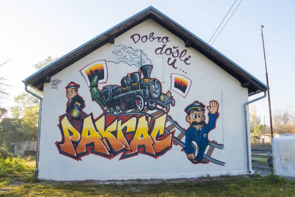 Fotografija uz članak „OSLIKAN ZID STAROG ŽELJEZNIČKOG KOLODVORA "Dobro došli u Pakrac" na novi, moderniji način“