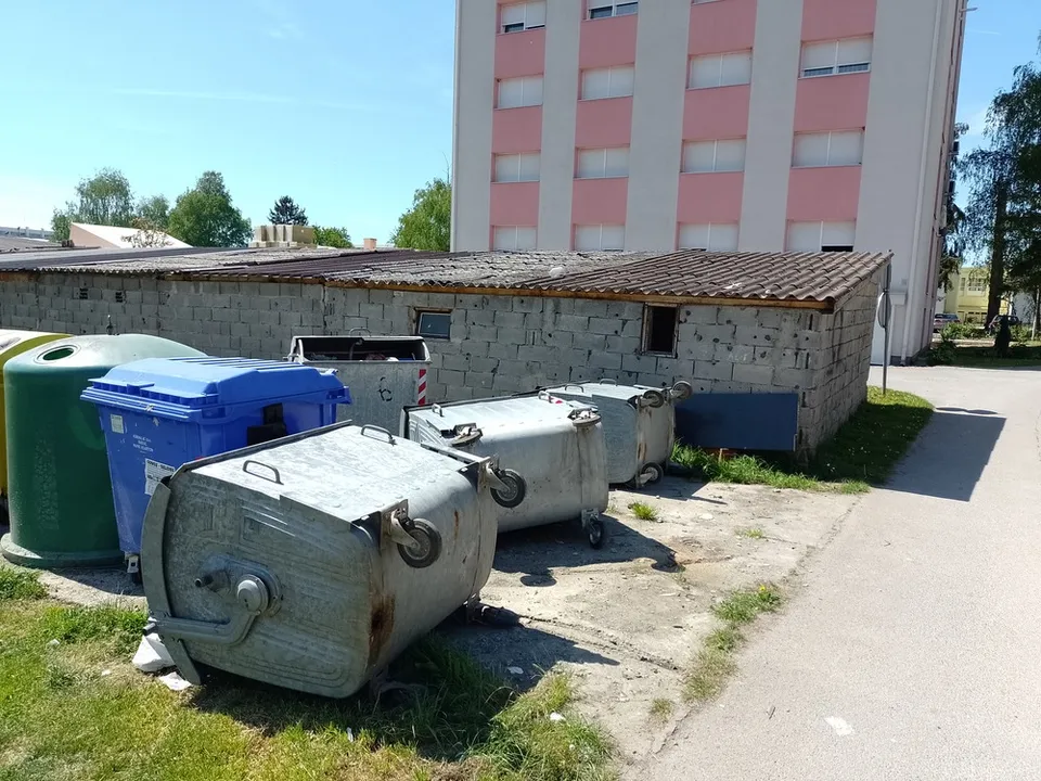 Fotografija uz članak „KAD MOZAK ZAKAŽE Isprevrtali kontejnere, ali ne i savjest“