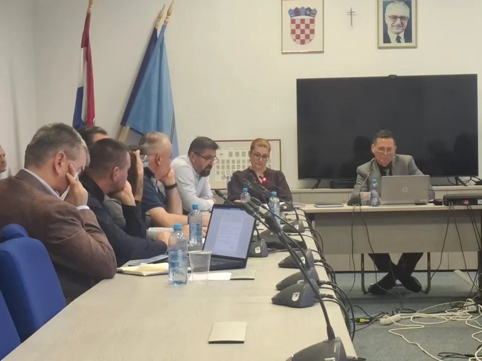 Fotografija uz članak „Udruženi u mišljenju na sjednici Gradskog vijeća – poskupljenja koja nitko ne želi, ali okolnosti su drugačije“