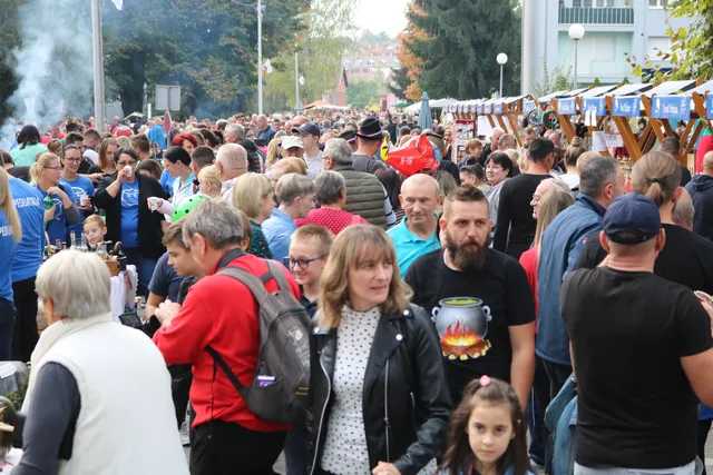 Fotografija uz članak „JOŠ JEDAN USPJEŠAN „SLAVONSKI BANOVAC“ Festival dobrog raspoloženja, graha i srednjeg vijeka“