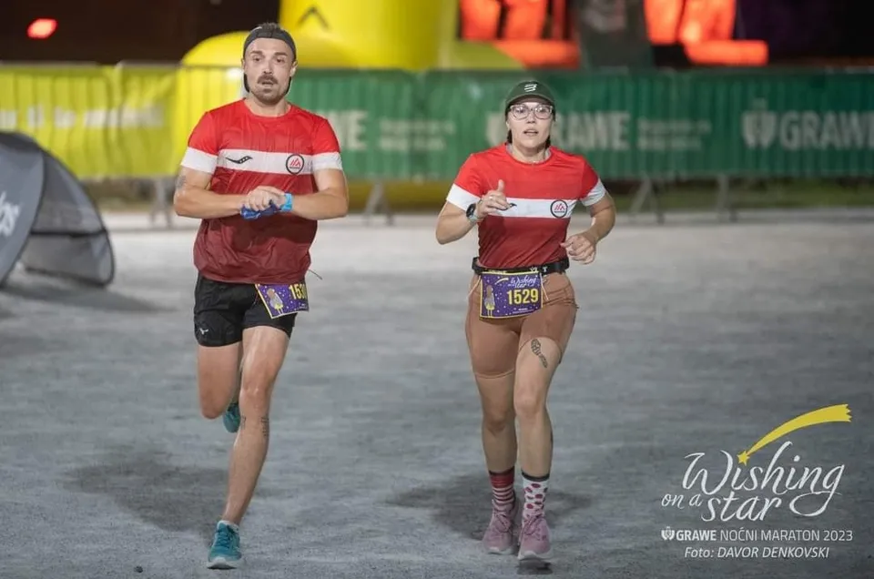 Fotografija uz članak „GRAWE NOĆNI MARATON Zapaženi rezultati obitelji Štrbac, Sendi na postolju“
