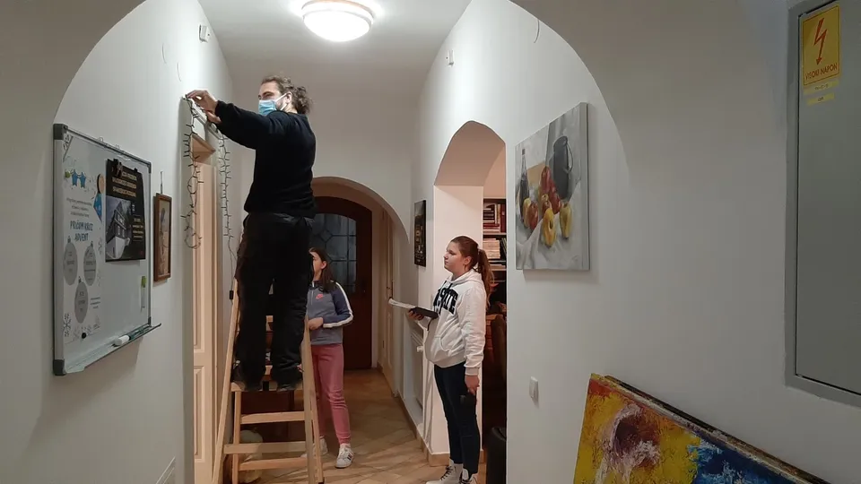 Fotografija uz članak „PRVA ADVENTSKA MUZEJSKA RADIONICA Mališani ukrasili pakrački muzej“